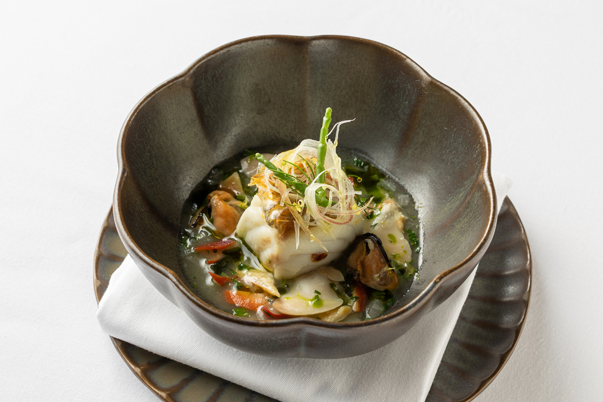 スズキのクロッカンテ 貝のナージュ セロリ 茗荷 オリーブオイル