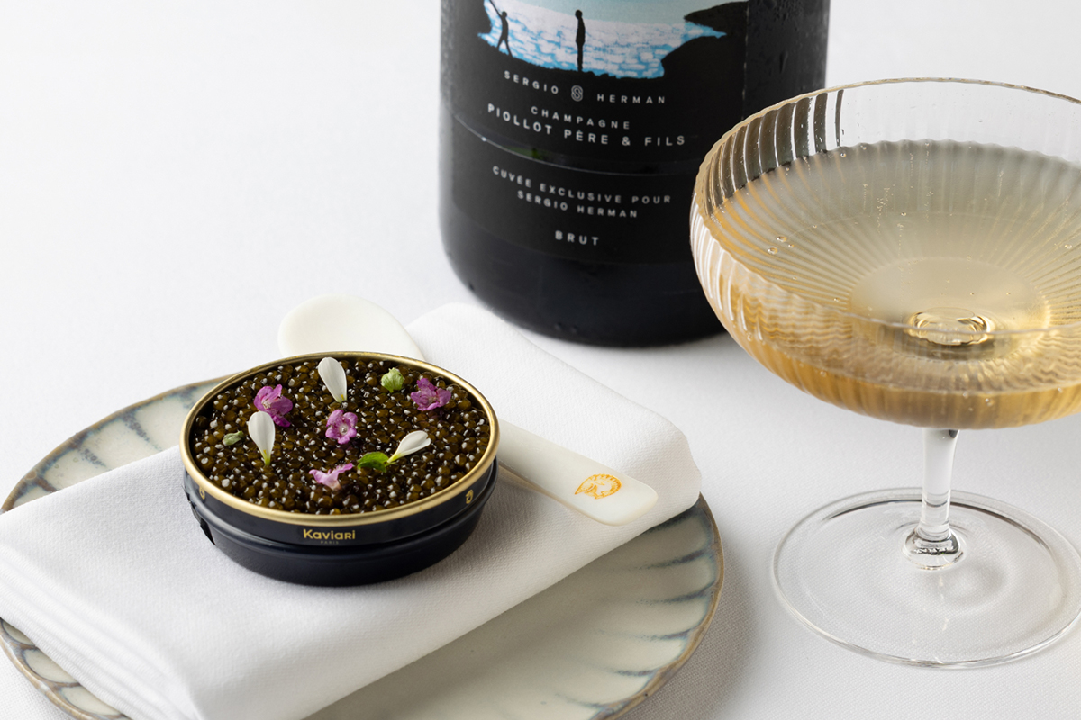 オマール海老 アボカド クレーム・クリュ クリスタルキャビア ＆ ピオロ - ブリュット レゼルヴ キュヴェ セルジオ ハーマン（グラス）