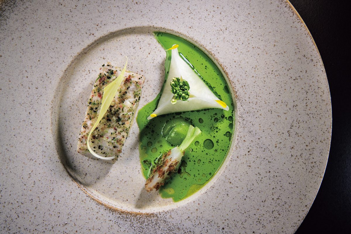 「Peter」の瀬戸内産 鰆 蕪の折り紙 鰹節 ふきのとうのピクルスよもぎソース