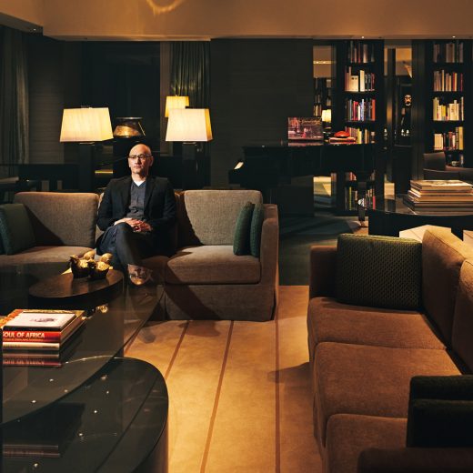 パーク ハイアット 東京の「トーキョー スイート」で寛ぐ吉田修一氏