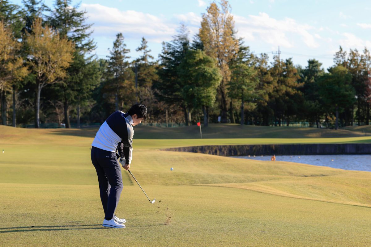 吉田洋一郎の最新ゴルフレッスン／パー3でバンカーに入る人へ。アイアンが変わる“肩の縦回転”