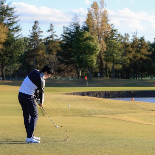 吉田洋一郎の最新ゴルフレッスン／パー3でバンカーに入る人へ。アイアンが変わる“肩の縦回転”