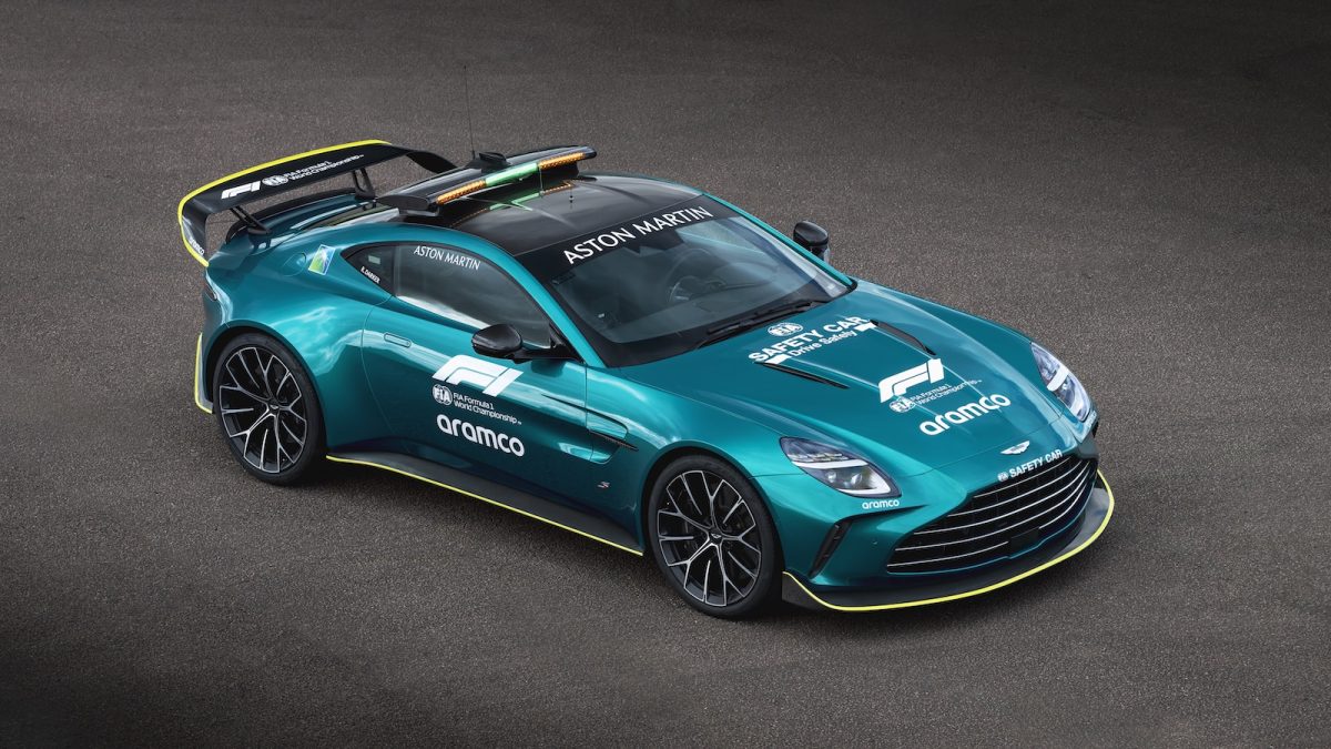 ヴァンテージSは2WDモデルであるが、F1の公式のセーフティーカーに選ばれている。濃い水色のセーフティーカーがある。