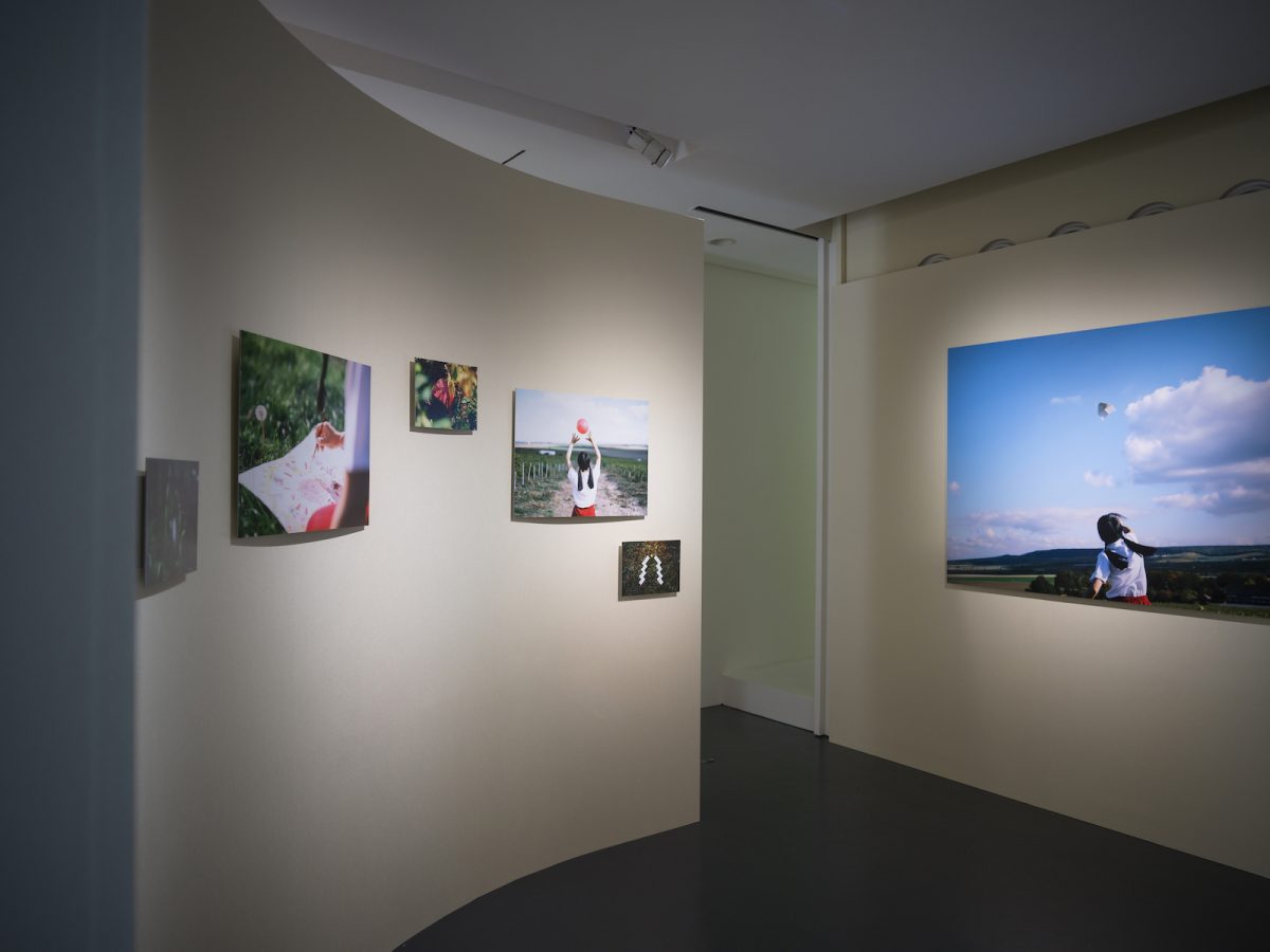 富山で育った女性の一生と、世界最古のシャンパーニュメゾンが交差。写真家・柴田早理が「Dotok Days」で表現したもの――KYOTOGRAPHIE 2026
