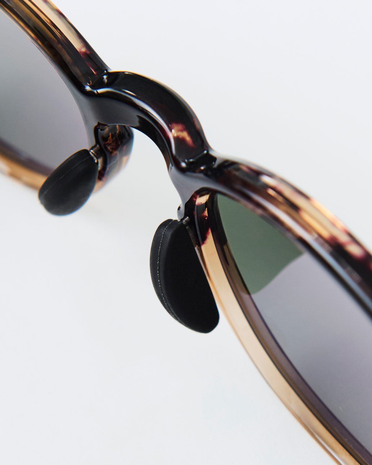 SCHILLER(50) <BRIFING GOLF×Eyevol> /サングラスのディテール
