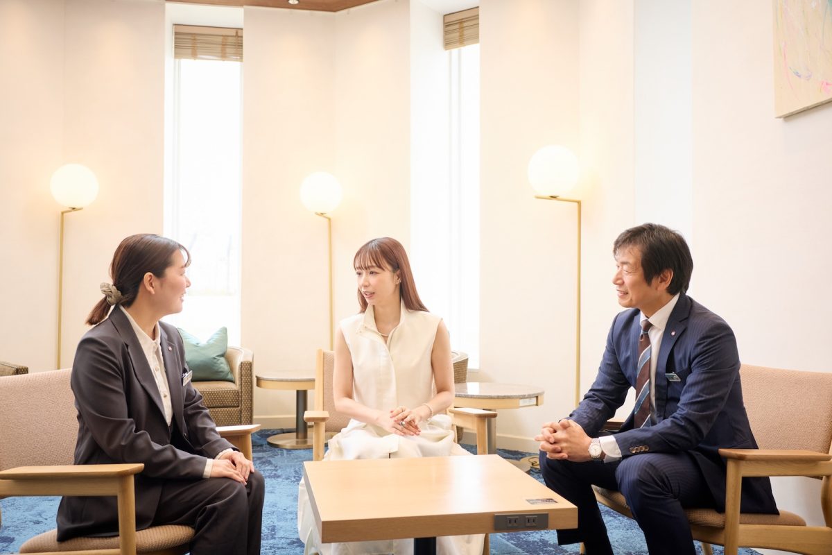左から外商員の和田実乃里さん、宇垣美里さん、黒川敦史さん。
