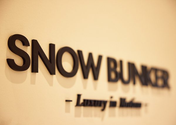 「SNOW BUNKER TOKYO」のサイン