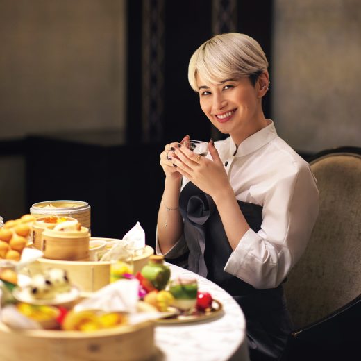 広東料理 龍天門の「飲茶アフタヌーンティー」を楽しむホラン千秋さん