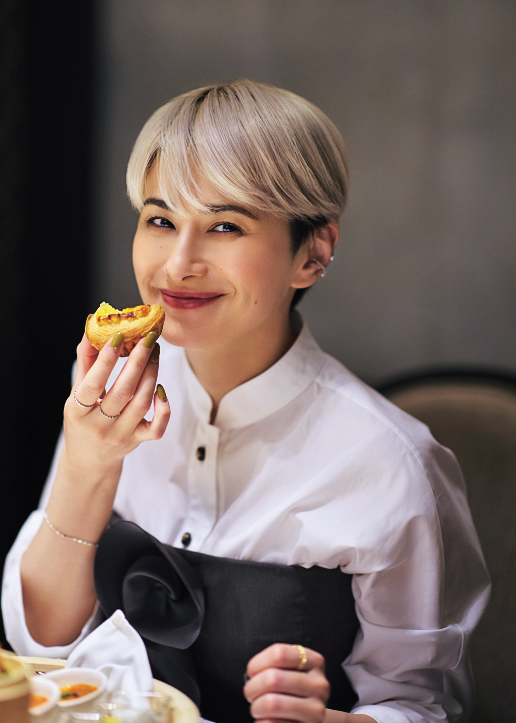 エッグタルトを食べるホラン千秋さん