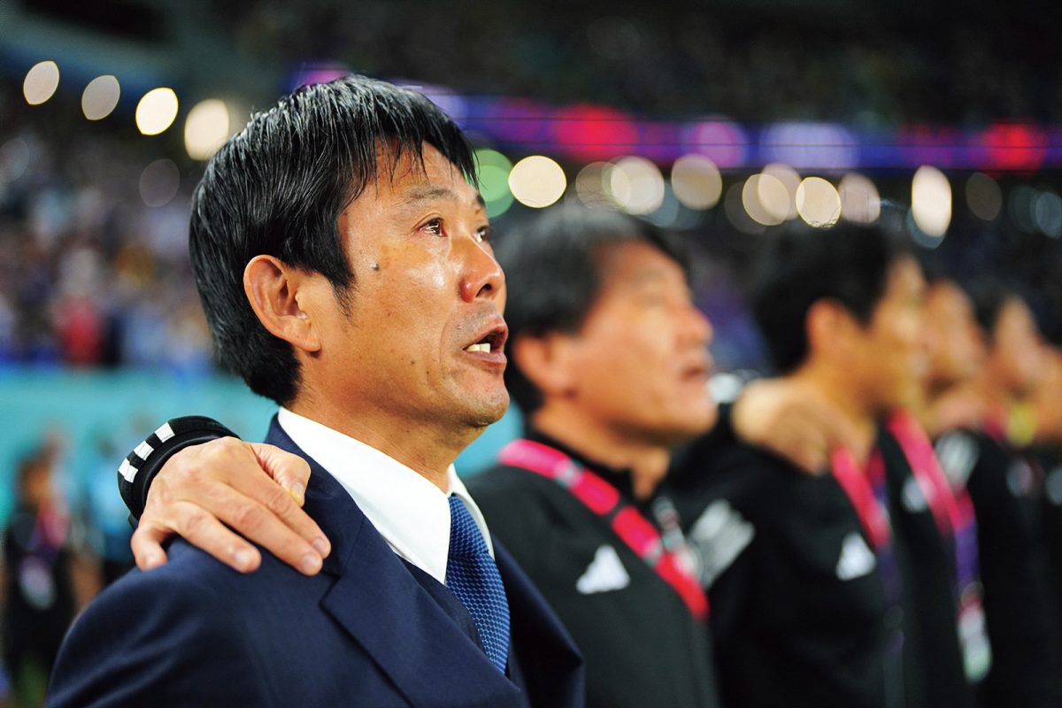 国歌斉唱する森保一監督
