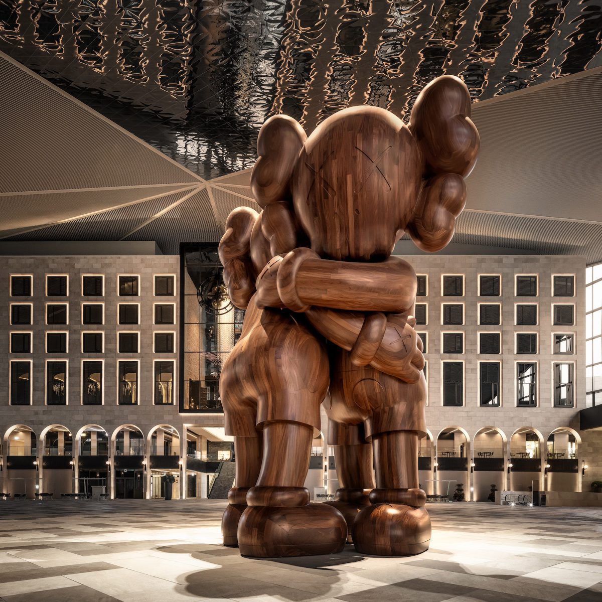 「パラダイスシティ」に展示されている、KAWS「Together」。