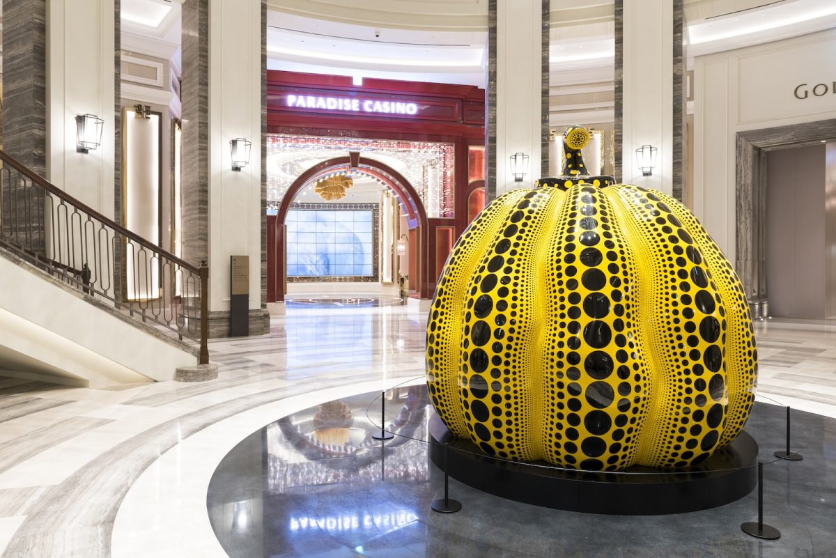 「パラダイスシティ」に展示されている、草間彌生「Great Gigantic Pumpkin」。