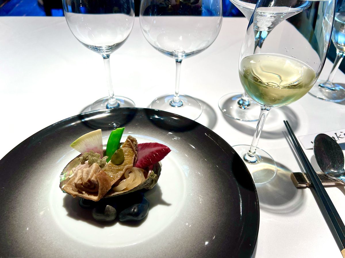 脇屋シェフ×鎧塚シェフ1日限りのスペシャルコラボコース「鮑と季節野菜の前菜」