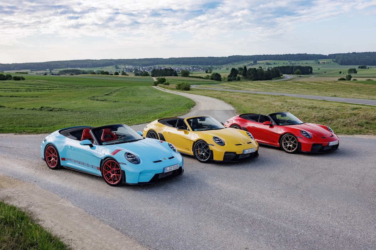 水色、黄色、赤色の3台のポルシェ911 GT3 S/Cが並んでいる画像。電動開閉式のカブリオレルーフは全開になっている。