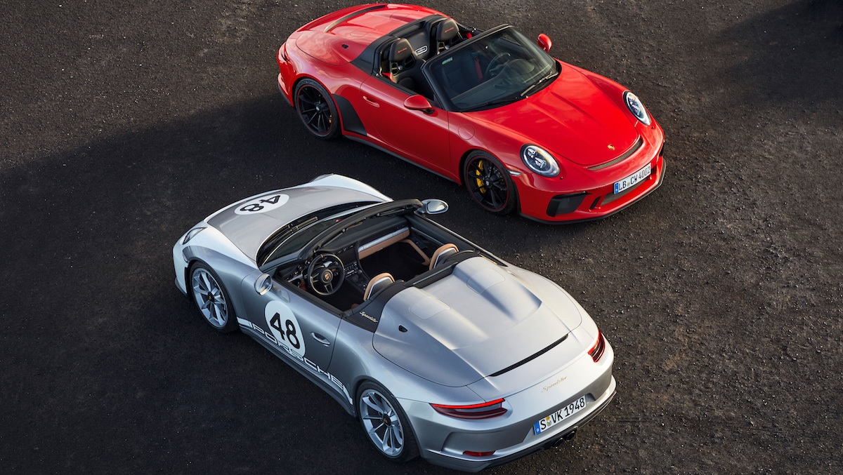朱色と銀色の2台の911スピードスターの画像。2台とも主導式の幌を備えている。