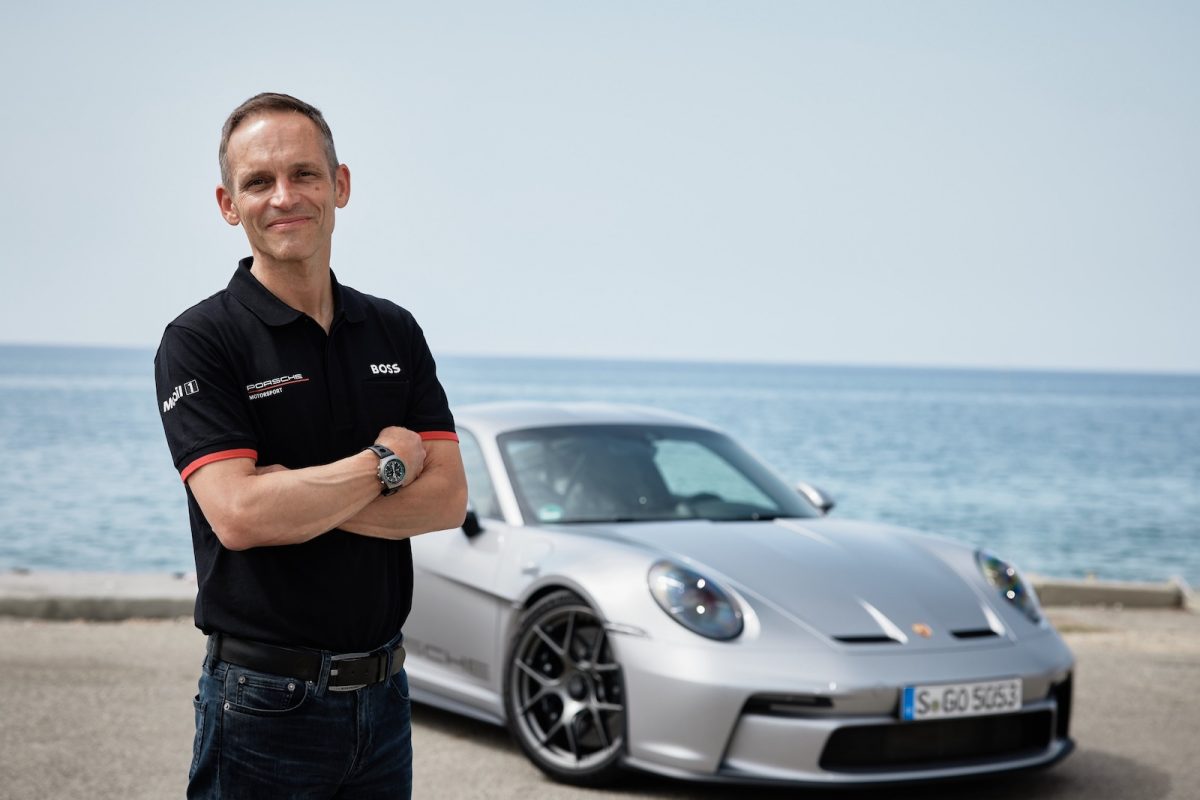 GTモデルライン(911)のプロジェクトマネジャーであるヨルグ・ユンガー氏とその背景に911S/Tが写っている画像。