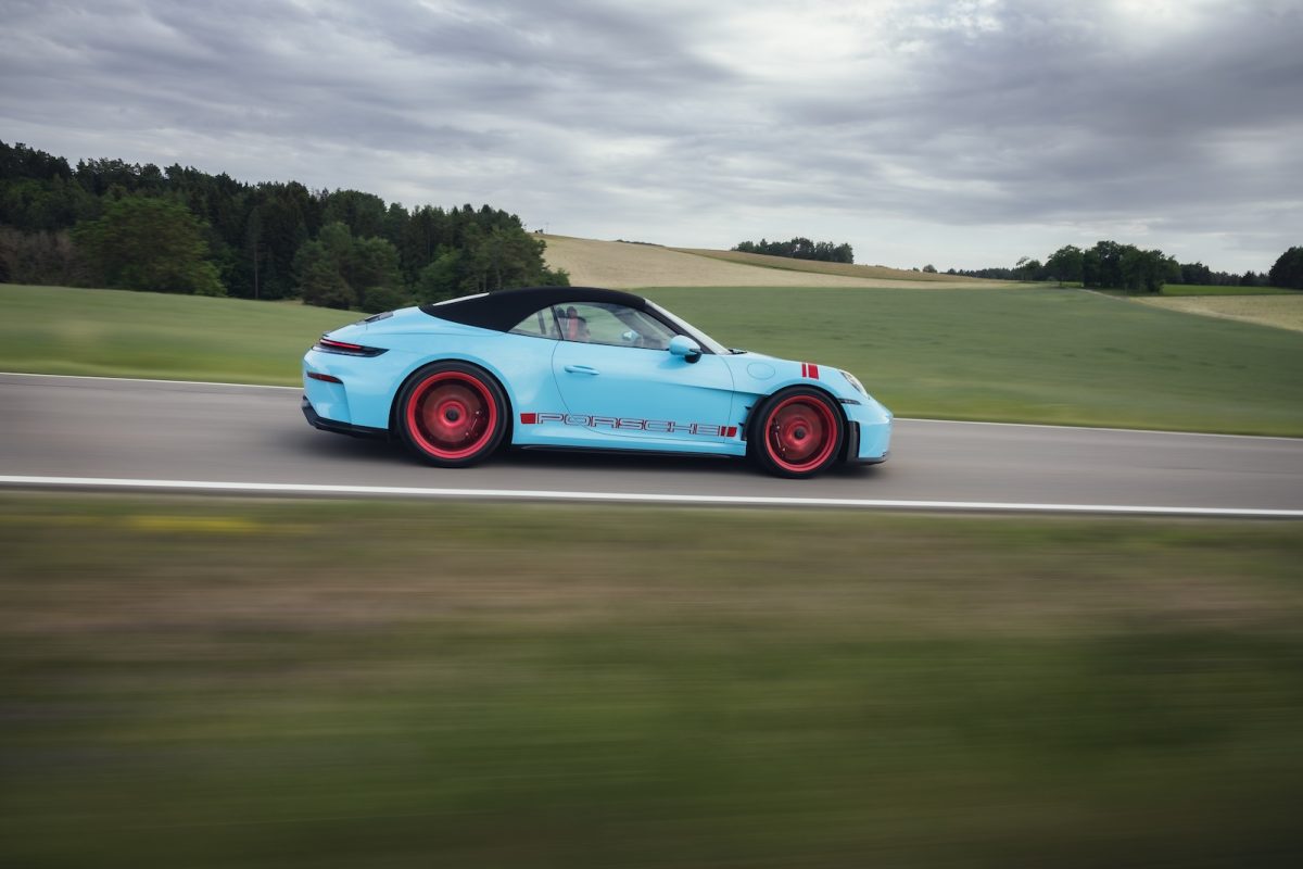 ポルシェ911に特徴的なルーフ形状のフライラインがコンバーチルーフで再現されている画像。