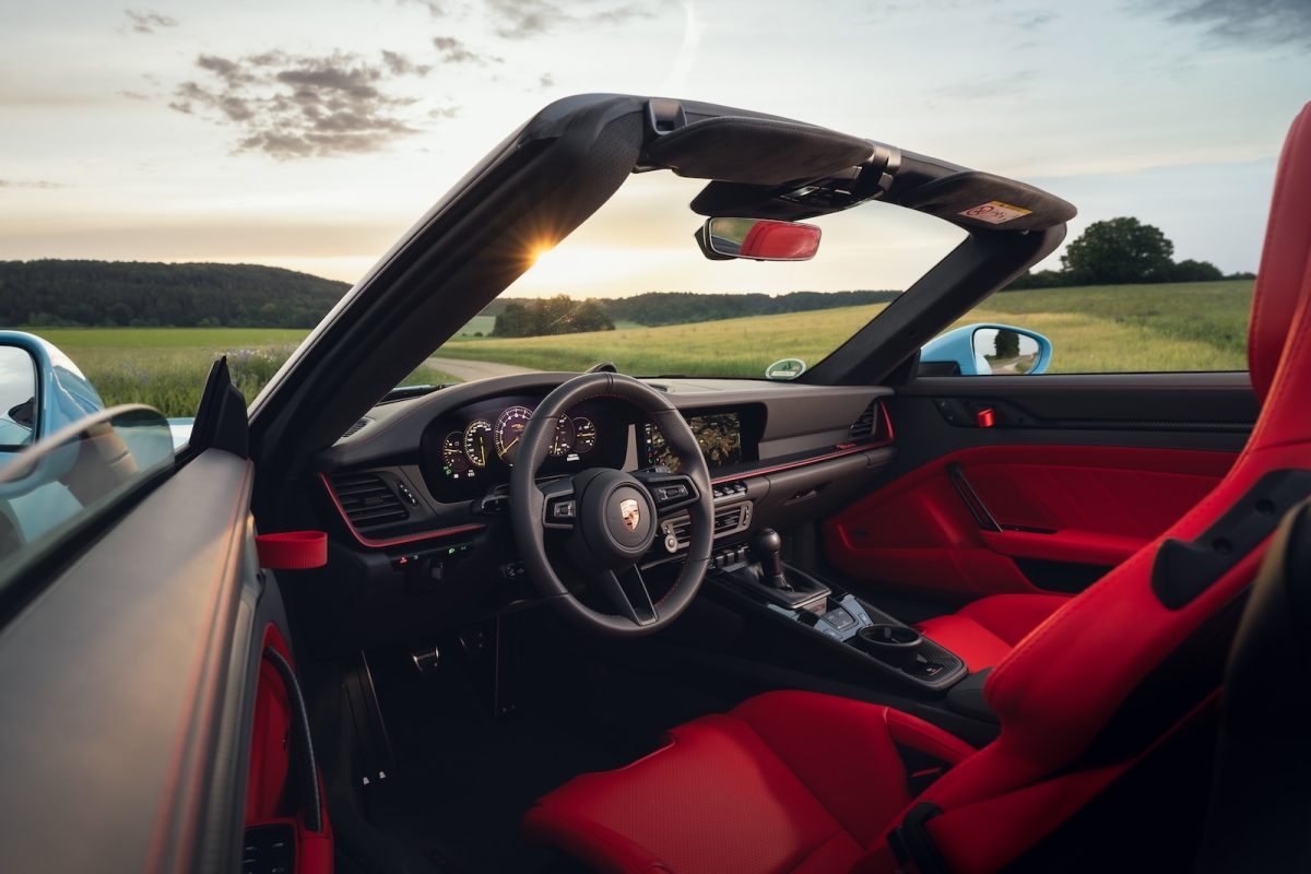 ポルシェ911 GT3 S/Cのインテリアの画像。デジタルメーターは専用のグラフィックを有していて黄色い針のデジタルメーターが特徴的。