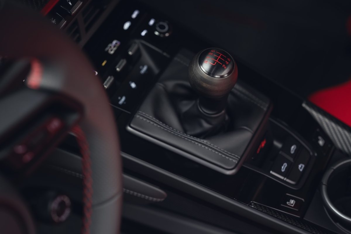 GT3専用の6速GTスポーツトランスミッションの画像。ウォールナットのオープンボア仕上げのシフトノブが特徴的。
