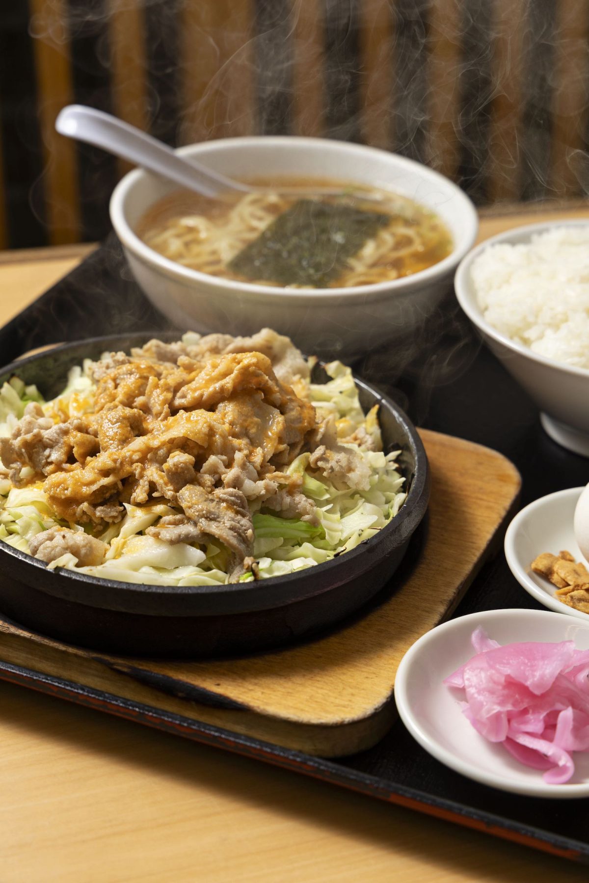 東中野で長年愛されている町中華の普遍的人気メニュー。鉄板麺(半ラーメンつき)¥1,200