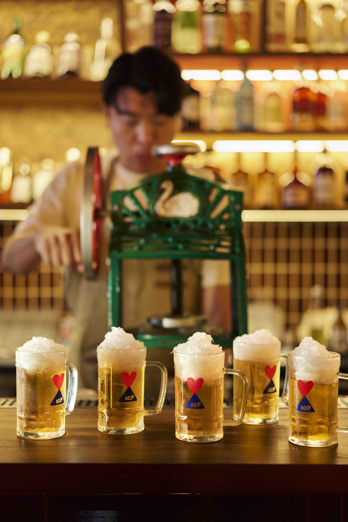 韓国を感じさせる壁の色や布で設えられたカウンター「BOP」