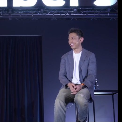 河村真木子氏（右）と田中渓氏（左）。