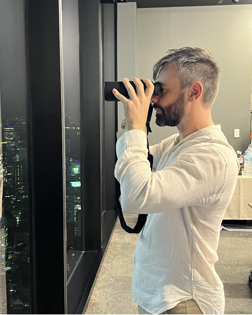 世界初! 見ている景色にリアルタイムで情報を表示する、AR搭載スマート双眼鏡「ENVISION」