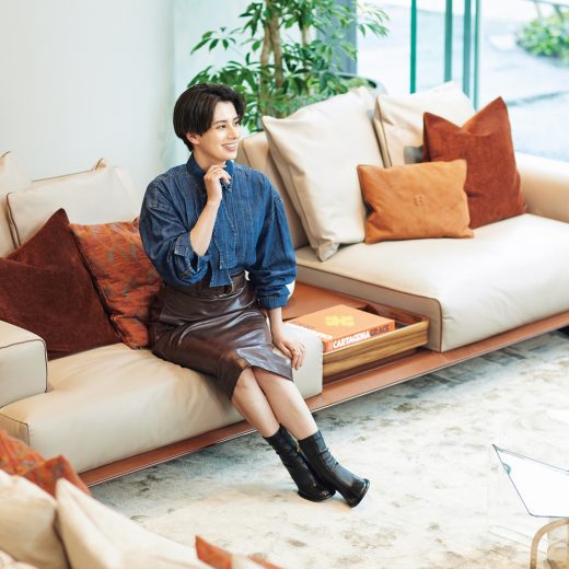「ベントレーホーム 東京ショールーム」のソファに座るホラン千秋さん