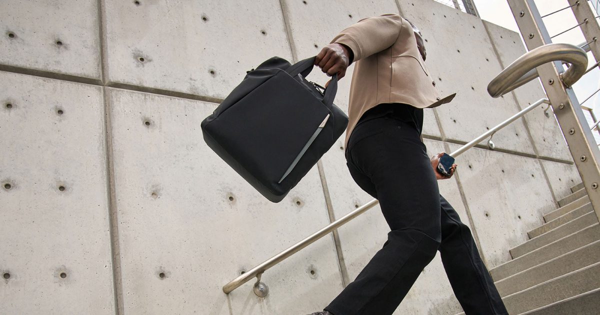 仕事も休日も軽快に。トゥミの新作トート＆バックパック「TUMI Axis
