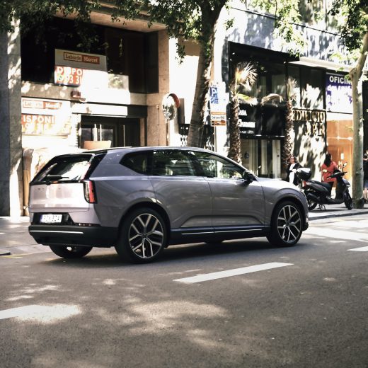 「Volvo EX60」の後ろ姿