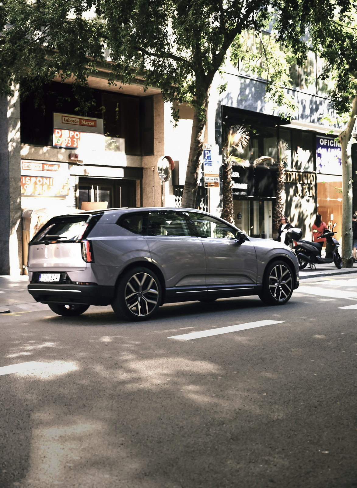 「Volvo EX60」の後ろ姿