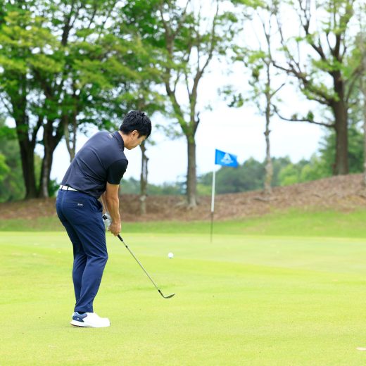 吉田洋一郎の最新ゴルフレッスン／グリーン周りでのトップやダフリが怖い…サンドウェッジを使わないアプローチ術とは
