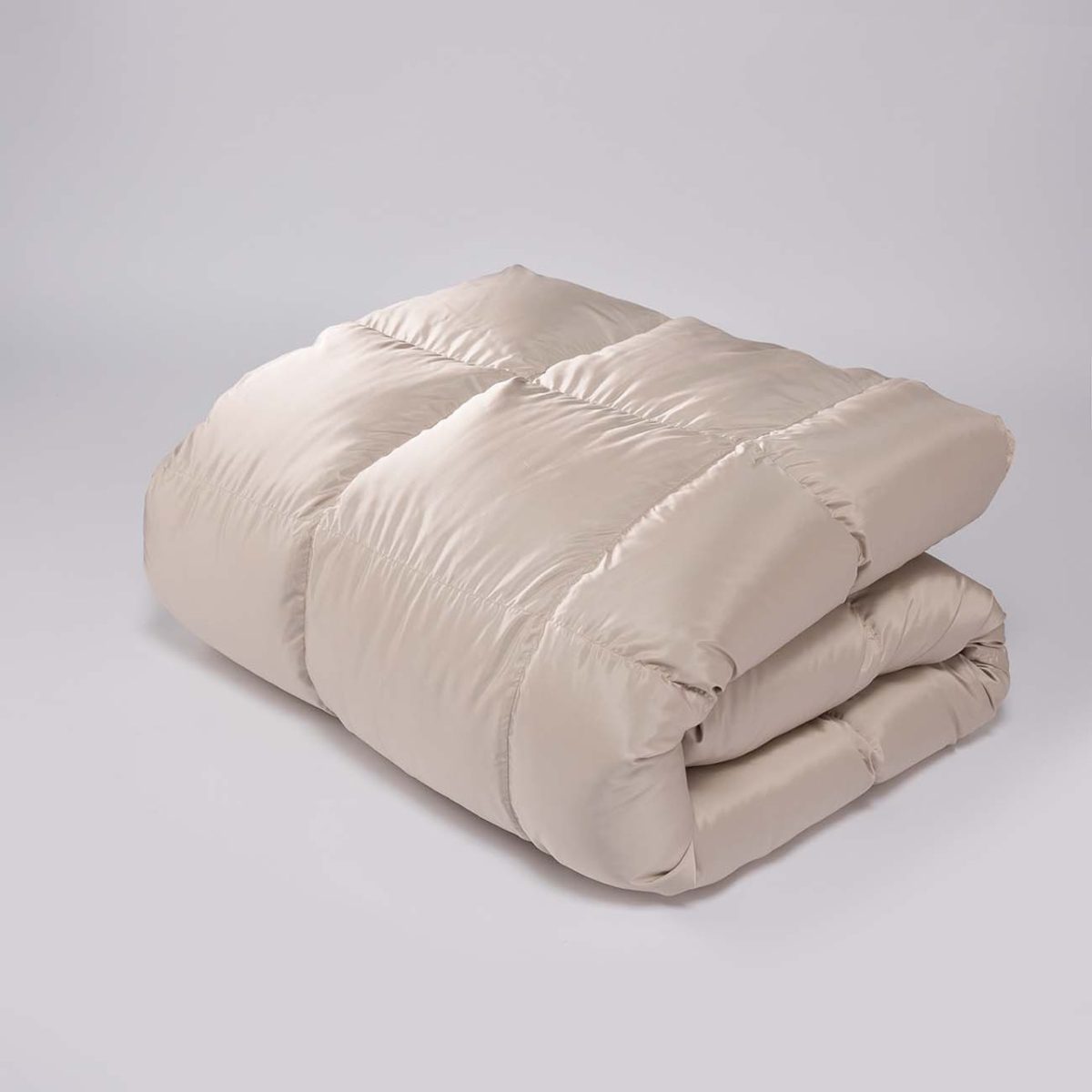 nishikawa PREMIUM 羽毛掛けふとん（シングルロング）¥3,300,000（西川株式会社 TEL：0120-36-8161）