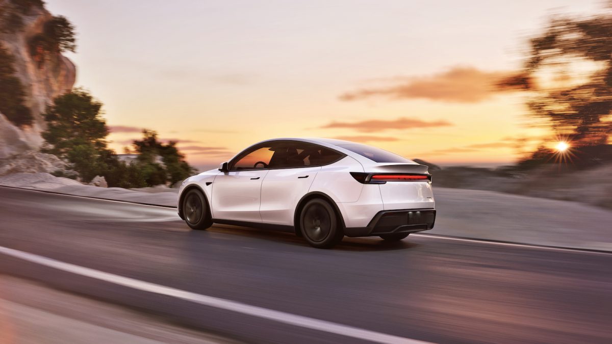テスラ・モデルYは、2020年に発表され、2022年に日本市場へ導入された。2025年にマイナーチェンジを受け、デザインの細部や乗り心地が改良されている。モデルY Premium（RWD）は558万7000円で、航続距離は547km、モデルY Premium（ロングレンジAWD）は647万6000円と682km（航続距離はいずれも国土交通省審査値）。
