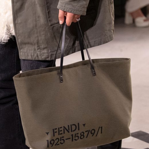 大人のための大容量トートバッグ、フェンディ「ロールバッグ」