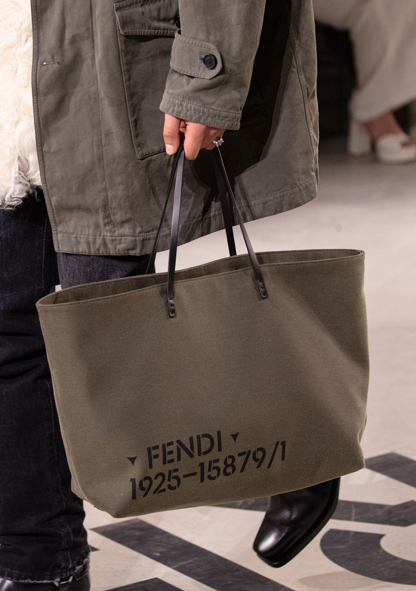 大人のための大容量トートバッグ、フェンディ「ロールバッグ」 | GOETHE