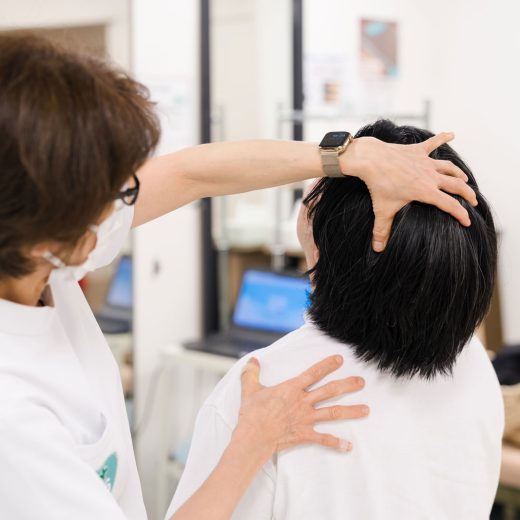 たった5ミリで寝返りが変わる？ 整形外科医がつくった、“治療発想”のオーダー枕とは
