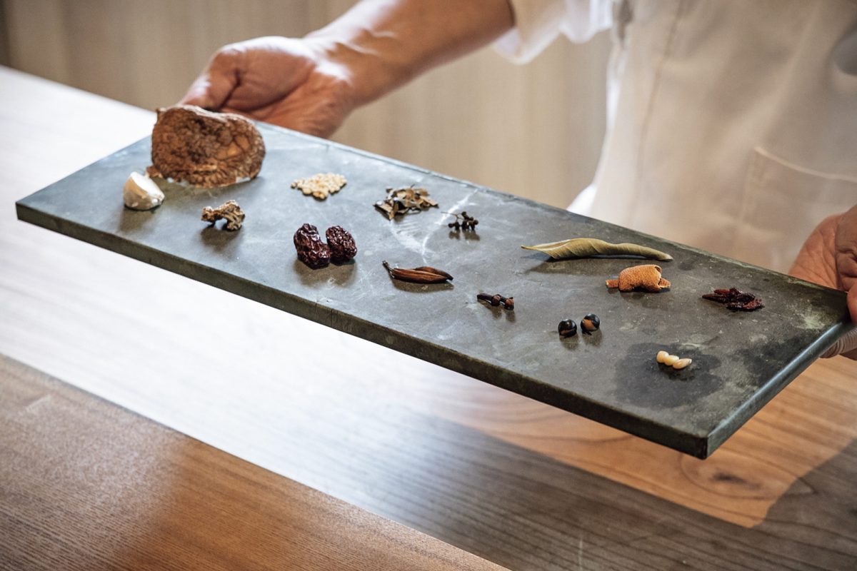 「MUBE」の鍋料理の養生出汁に用いる漢方食材