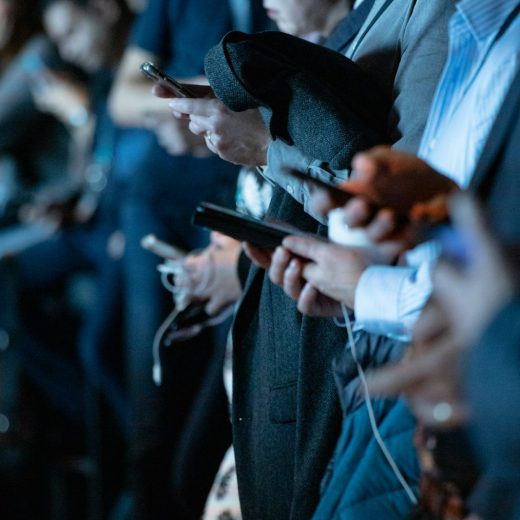 なぜ、100人の称賛より「1人のアンチコメント」が気になる？ SNSの悪意から心を守る4つの方法