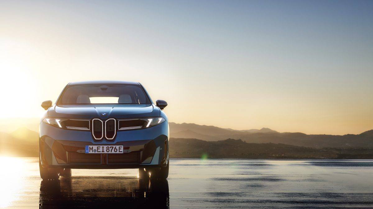 「BMW iX3 50 xDrive」のフロント