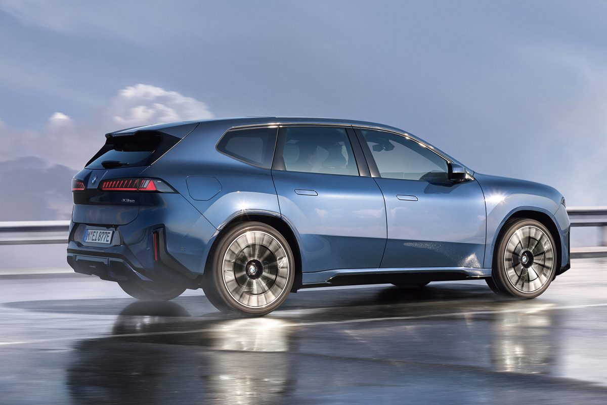 「BMW iX3 50 xDrive」の側面