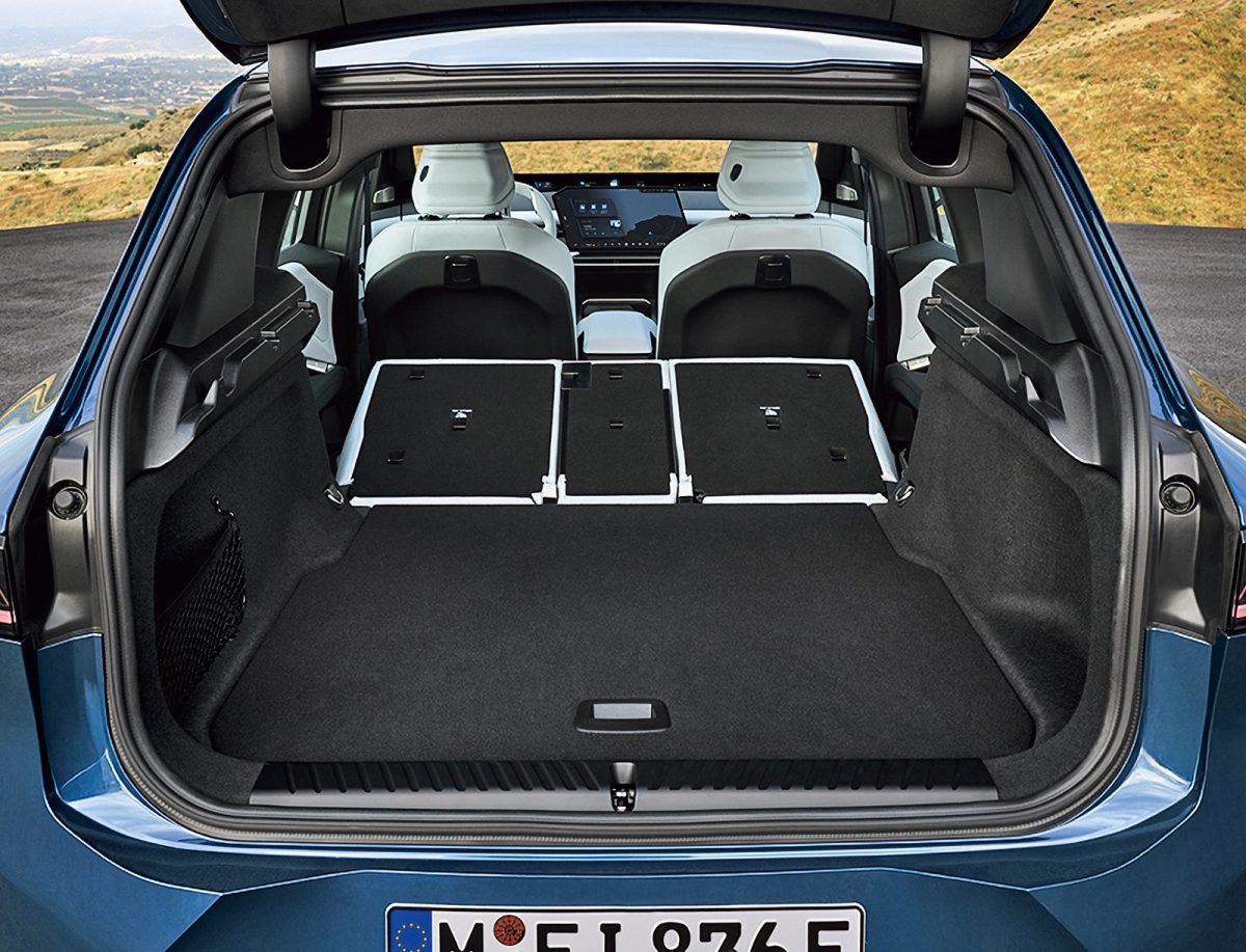 「BMW iX3 50 xDrive」の後席