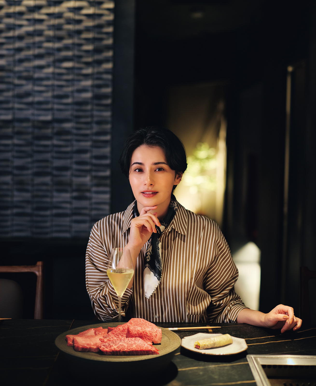「和牛焼肉 千」を堪能するホラン千秋さん