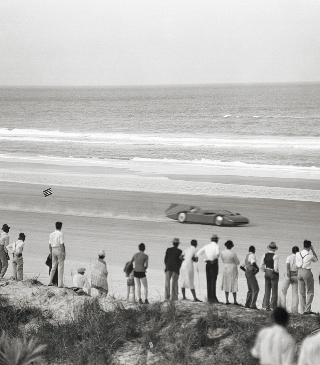 1935年にレーシングカー「ブルーバード」が走る様子