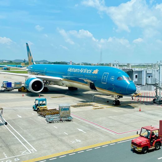 ベトナム航空ビジネスクラスでハノイへ。アオザイの出迎えから、帰路の本格フォー朝食まで