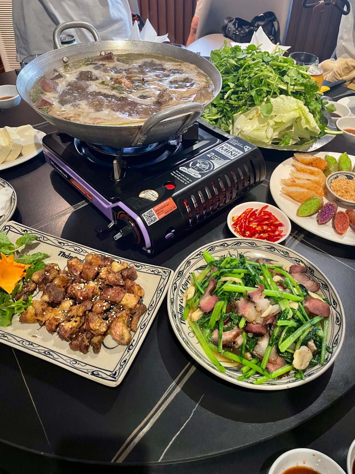 黒モン族の伝統料理が味わえる、地元のレストラン「Thang co A Quynh Restaurant」。