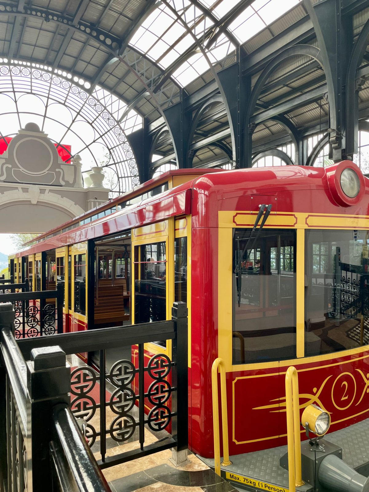 「ムオンホア登山鉄道」のトラム。