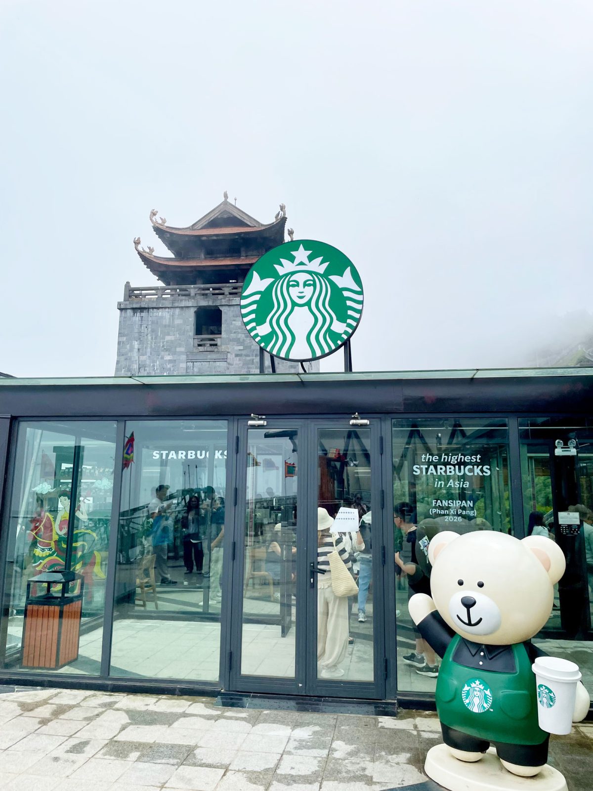 標高3,063mの雲上に佇む「スターバックス ファンシーパン店」。