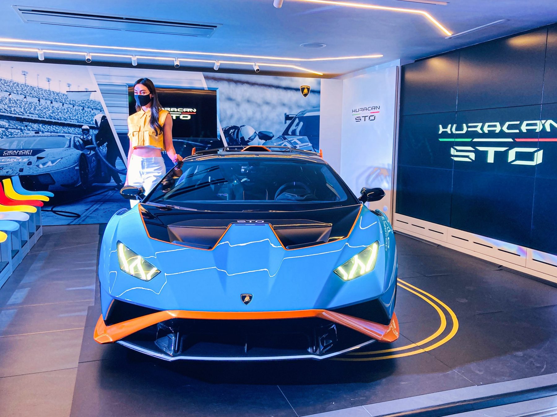 【2本】Lamborghini ランボルギーニ ブルー＆オレンジ ニューヨークに続く、世界で2番目のランボルギーニ常設ラウンジが東京