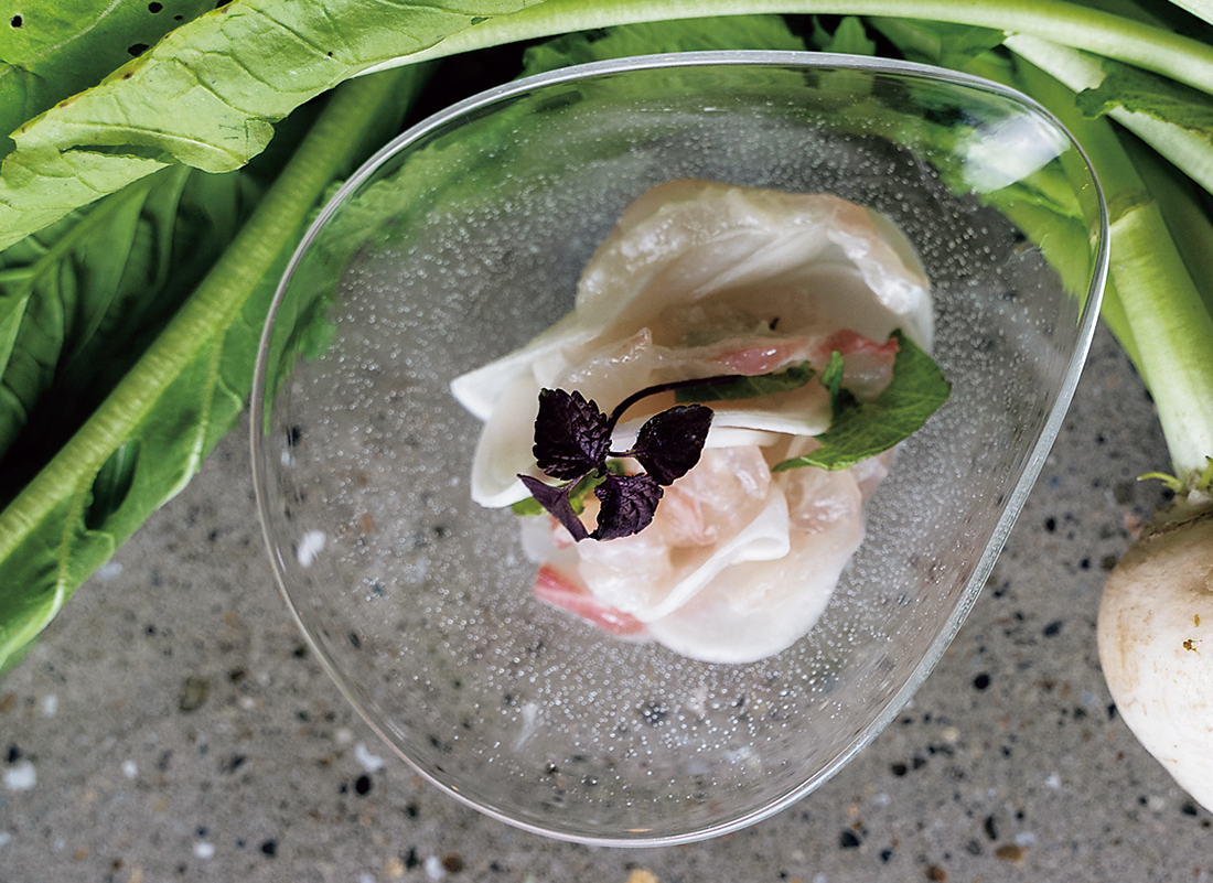 スパークリングの日本酒に合わせるのは真鯛とかぶのしそ和え。